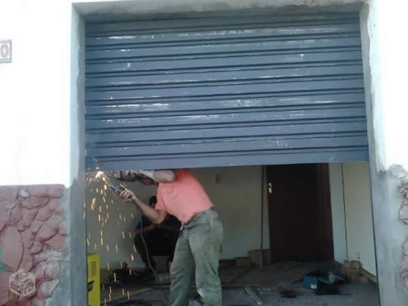 Empresa de Consertos de Portas de Enrolar no Santo Amaro - Conserto de Portão de Garagem