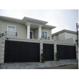 portões basculantes fechados